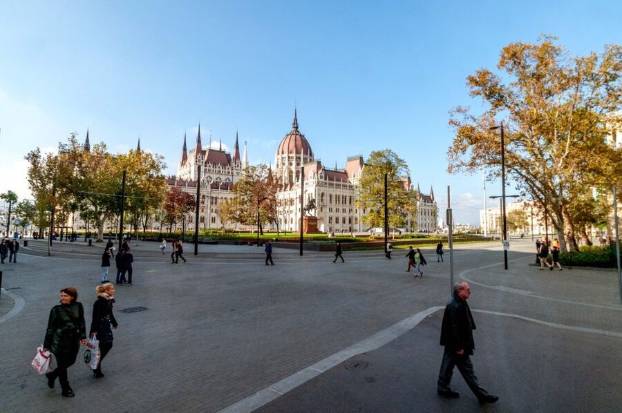 From Vienna: Guided Day Trip to Budapest - Vienna to Budapest by coach: how the day really moves