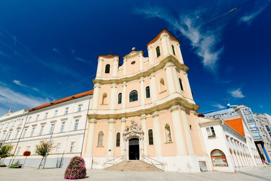 From Vienna: Guided Tour to Bratislava with Speed Boat Ride - Return to Vienna by Twin City Liner: Fast, Comfortable, and Scenic