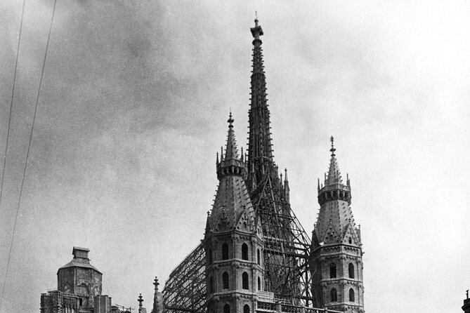 Historical Hitler Walking Tour of Vienna - Heldenplatz: the 1938 balcony speech and the trauma of the place