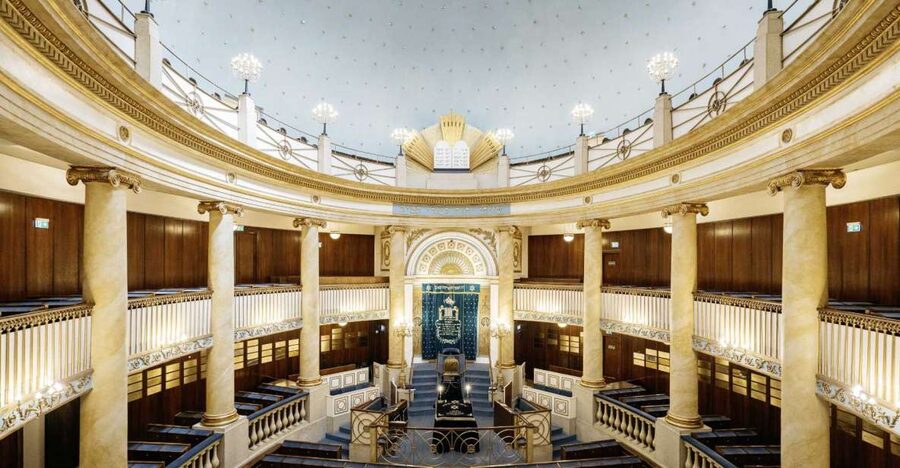Jewish Vienna: City Synagogue Guided Tour - Entering the synagogue interior in one focused hour