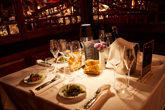 Strauss Dinner Show - Service details: who you might meet and how the room runs