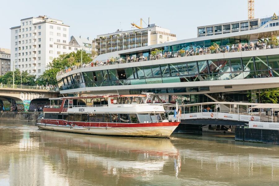 Vienna: 3-Course Evening Dinner Cruise - A 3-hour Vienna night cruise with a reserved dinner table