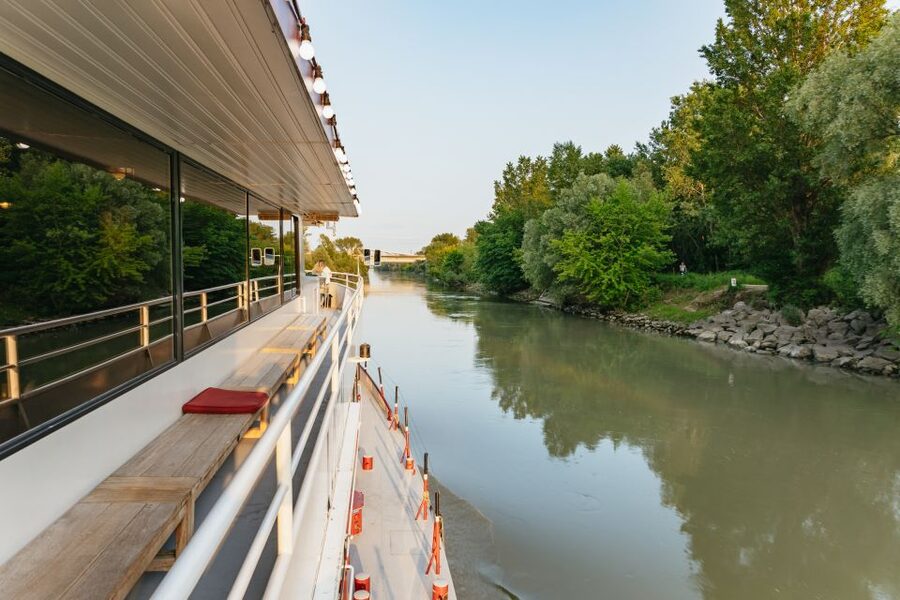Vienna: 3-Course Evening Dinner Cruise - What dinner includes: welcome aperitif, soup, and a real dessert course