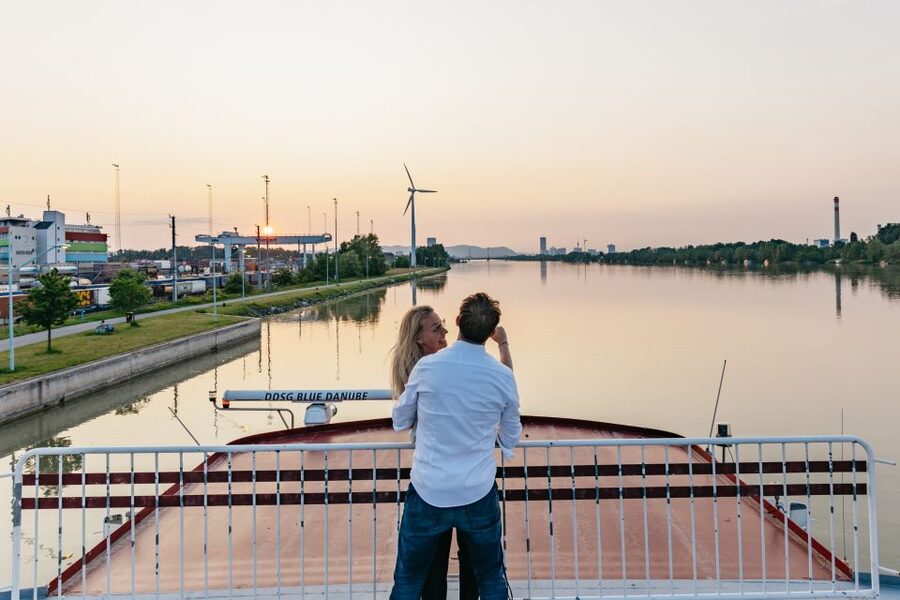Vienna: 3-Course Evening Dinner Cruise - Inside vs outside: air conditioning, deck time, and night views