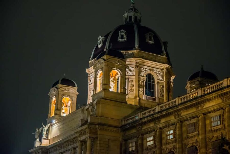 Vienna: Big Bus City Highlights Night Tour with Live Guide - Along the Danube and canal: the best glow on the route