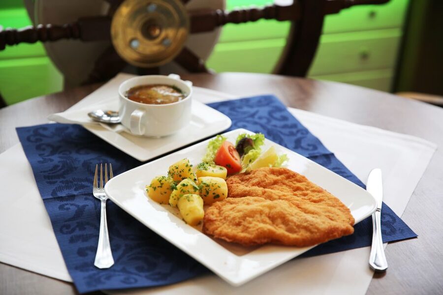 Vienna: Cruise and Schnitzel Tour - Drinks, Coffee, and Pastries: Budgeting Beyond the Included Meal