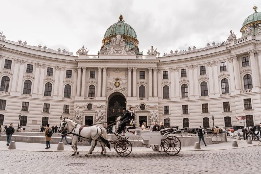Vienna: Culinary Horse-Drawn Carriage Experience - The ride itself: quiet streets and big landmark pass-bys
