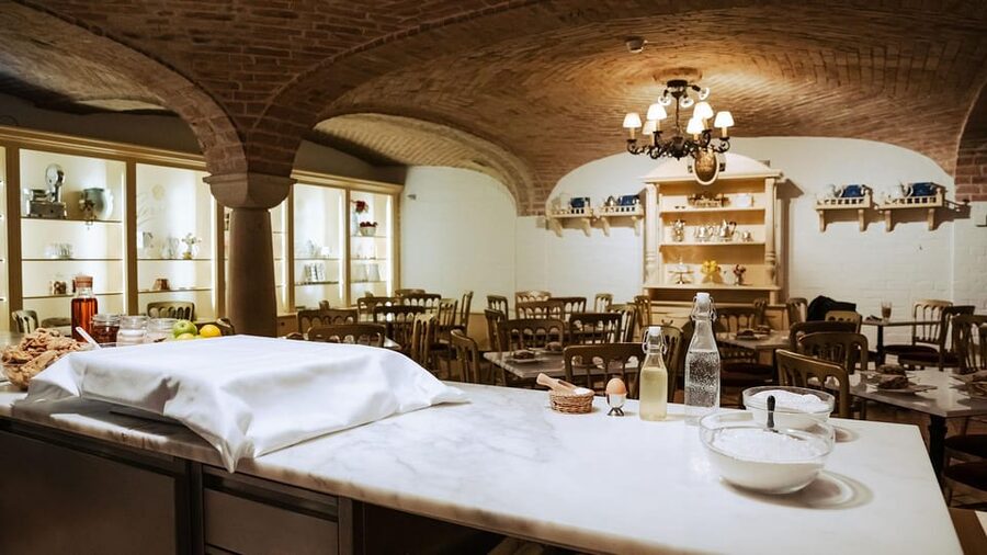 Vienna: Gerstner KuK Hofzuckerbäcker Baking Show & Tasting - What the Chef Teaches: Stretching Dough to Newspaper Thin