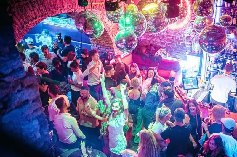 Vienna: Guided Pub Crawl with Club Entry - Entering Vienna nightlife at Dick Mack’s Irish Pub