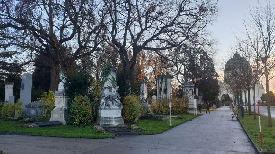 Vienna: Guided Walking Tour of the Central Cemetery - St. Karl Borromäus church: spotting Art Nouveau style in the cemetery