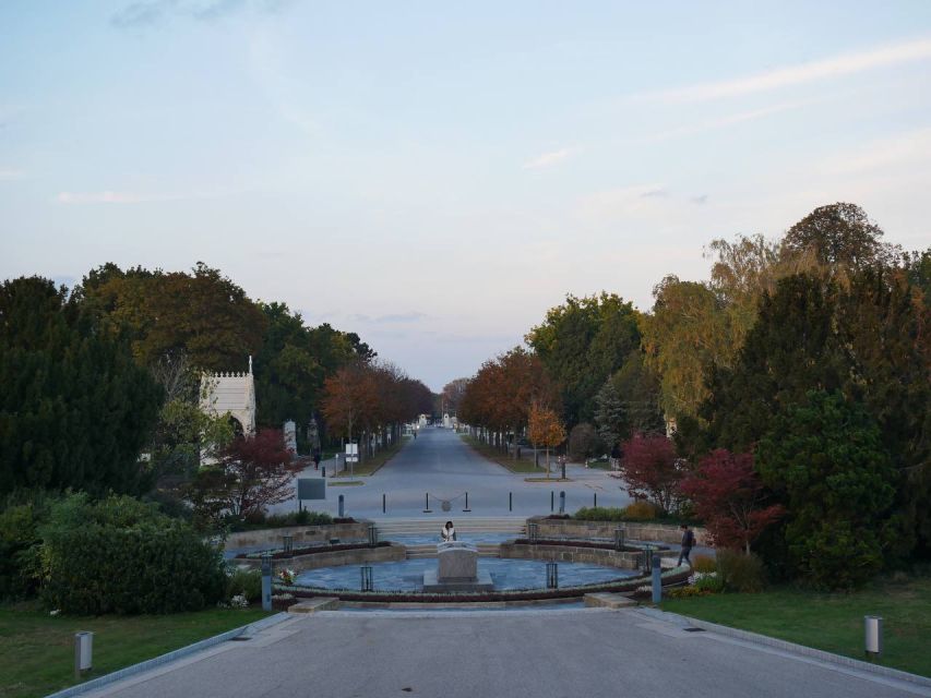 Vienna: Guided Walking Tour of the Central Cemetery - Meeting at Tor 2: finding your Storytime Tours group fast