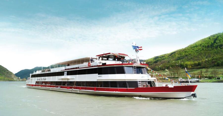 Vienna: Heurigen Cruise with Viennese Songs and Buffet - Wiener Lied Musik with Marion Zib: music you can take part in