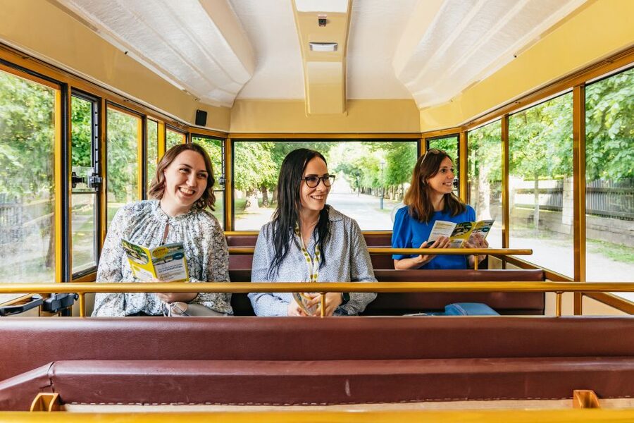 Vienna: Panorama Train Tickets to explore Schönbrunn Palace - Other Stops Across the Park: How to Use the Middle of the Loop