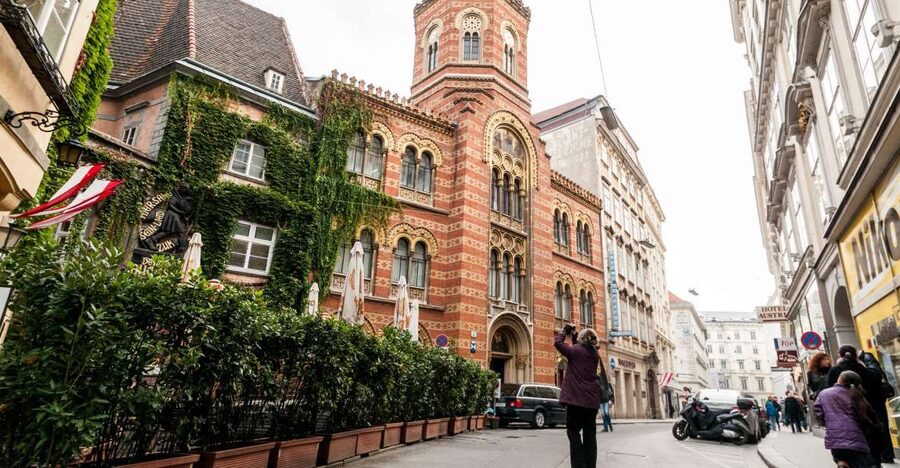 Vienna: Romantic Old Town 2-Hour Discovery Tour - Starting at Hoher Markt and the Anchor Clock, how the tour gets you oriented fast