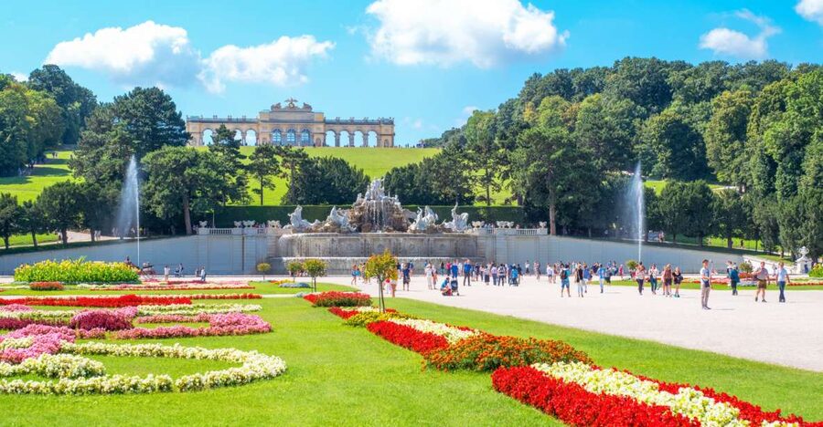 Vienna: Skip-the-Line Schönbrunn Palace & Gardens Tour - Timed entry at Schönbrunn, and why the first 20 minutes matter