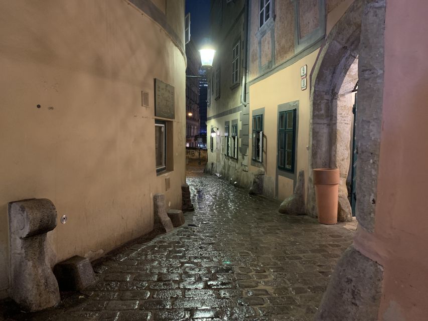 Vienna: Spooky Ghost Tour in English - Finding Your Guide at Helmut Zilk Platz (and why it matters)