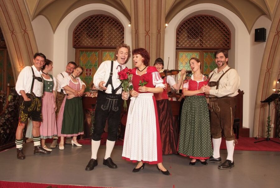 Vienna: Traditional Dinner Show at the Wiener Rathauskeller - FAQ