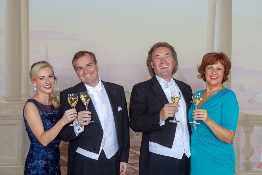 Vienna: Traditional Dinner Show at the Wiener Rathauskeller - Who should book this dinner show, and who might skip it