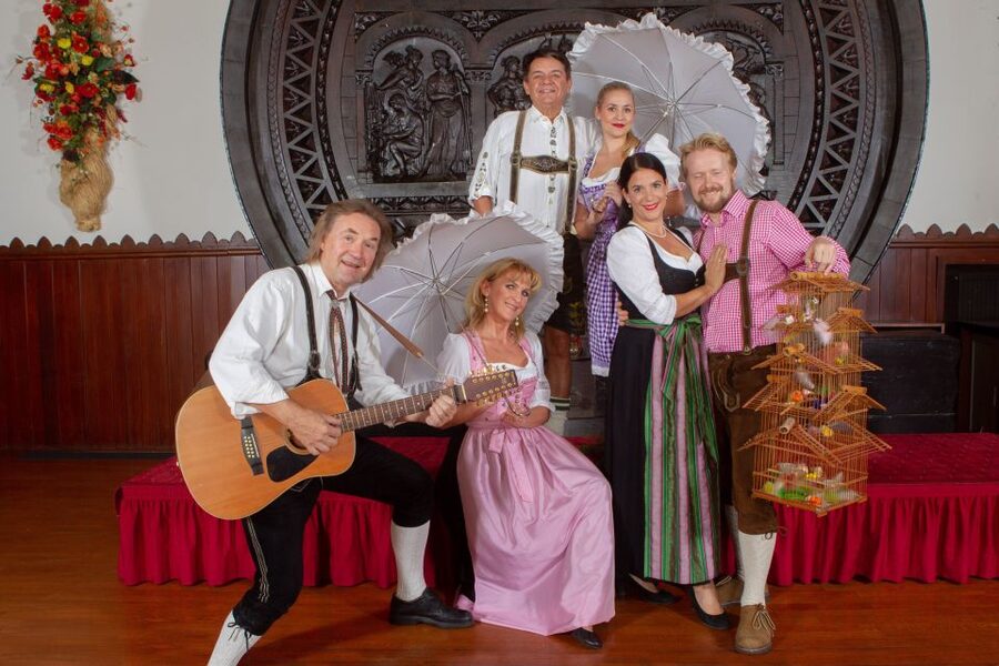 Vienna: Traditional Dinner Show at the Wiener Rathauskeller - Practical tips before you go (based on what people report)