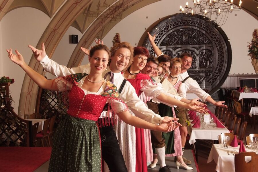 Vienna: Traditional Dinner Show at the Wiener Rathauskeller - The music program: operetta hits, waltzes, and Sound of Music moments