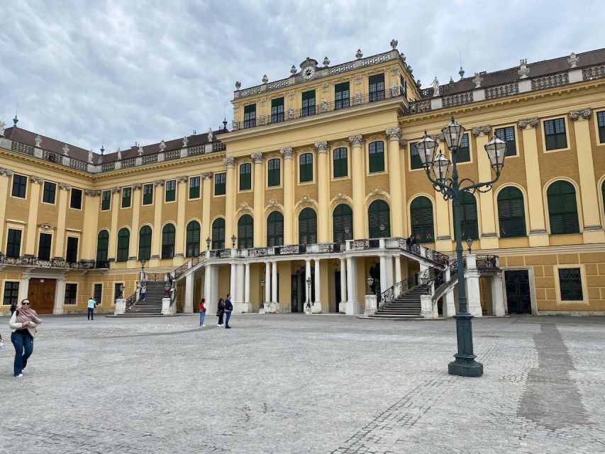 Vienna: UNESCO Schönbrunn Palace Guided Tour with Entry - Finding the Main Courtyard Meeting Point (Red, White, Green Umbrella)